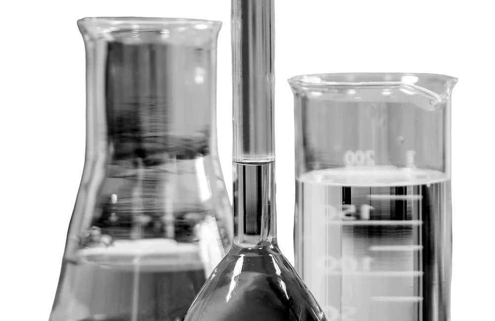 化学品的黑白图像，代表 Ingevity 的客户成功案例